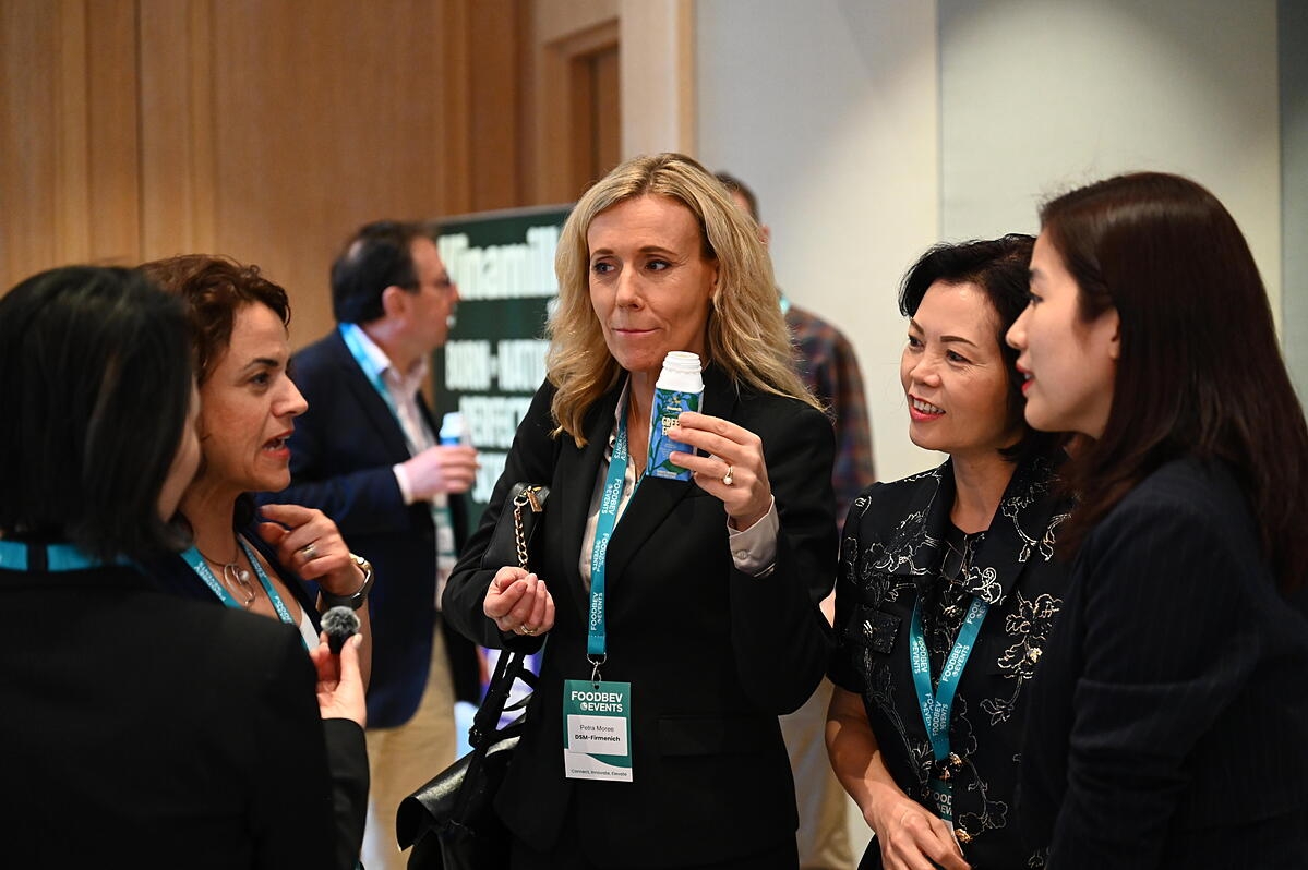 Vinamilk nhận được nhiều sự quan tâm về các sản phẩm mới mang đến hội nghị năm nay &lpar;Ảnh: An Minh&rpar;.