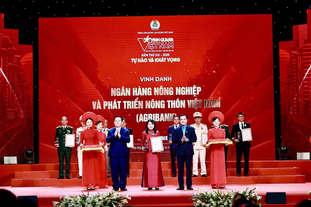 Phó Tổng Giám đốc Agribank Phùng Thị Bình đại diện ngân hàng duy nhất được vinh danh trong chương trình.