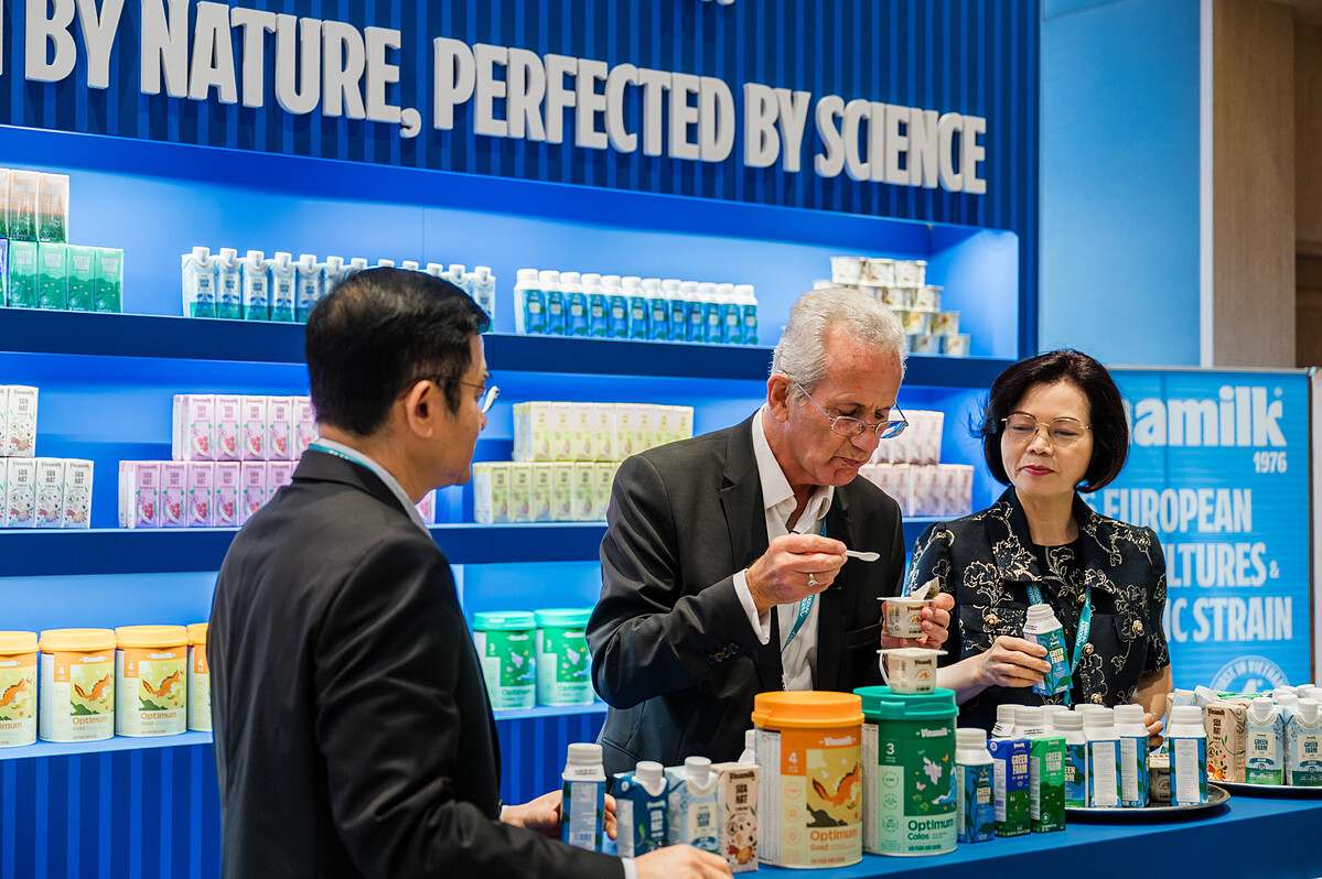 Ông Richard Hall trải nghiệm các sản phẩm sữa được Vinamilk mang đến hội nghị năm nay &lpar;Ảnh: An Minh&rpar;.