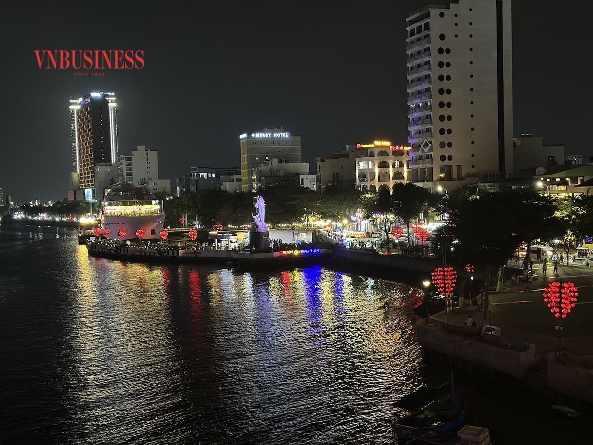 Phố đi bộ ven sông Hàn, TP. Đà Nẵng nhìn từ cầu Rồng.