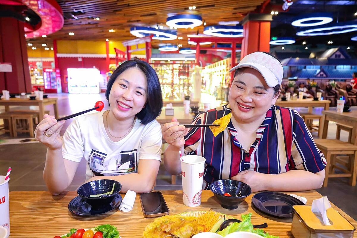 Buffet phục vụ du khách tới 80 món ăn đa dạng.