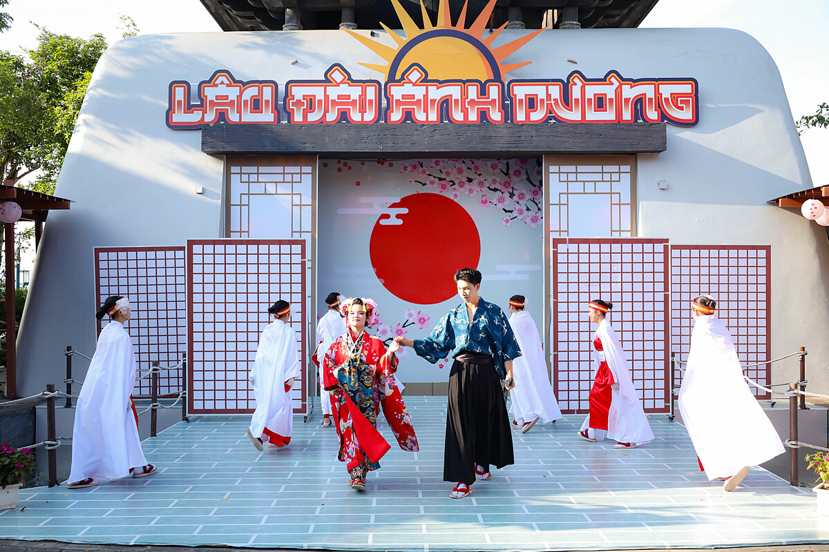 Du khách hòa mình vào văn hóa Nhật trong show Giải cứu Samurai.