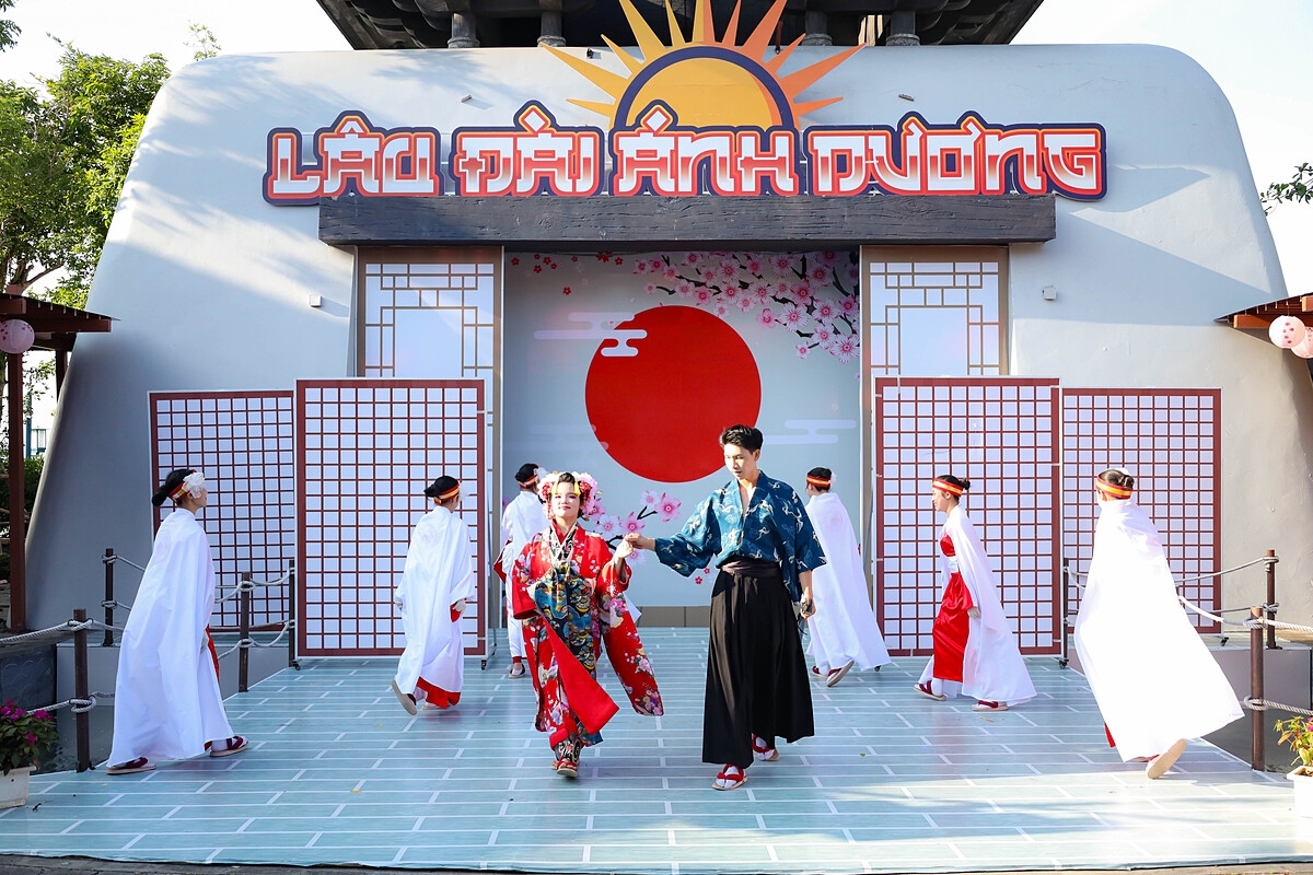 Du khách hòa mình vào văn hóa Nhật trong show Giải cứu Samurai.