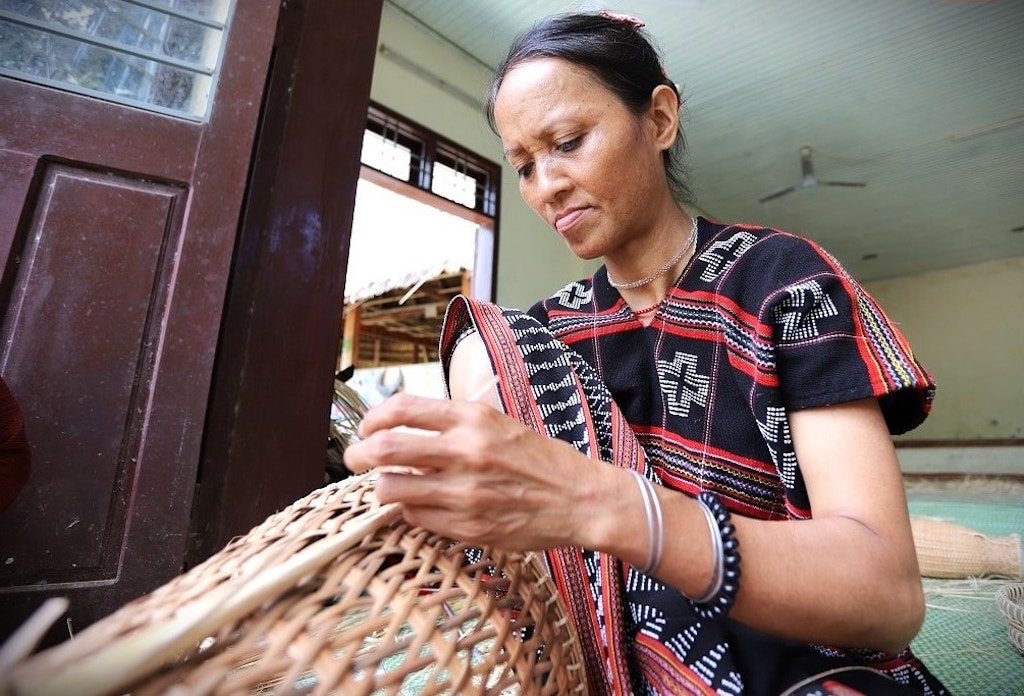 Hồi sinh nghề đan lát giúp cải thiện sinh kế cho phụ nữ Cơ Tu ở Sông Kôn.