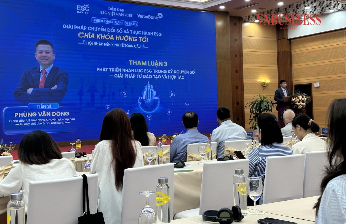 TS. Phùng Văn Đông trình bày tham luận tại hội thảo.