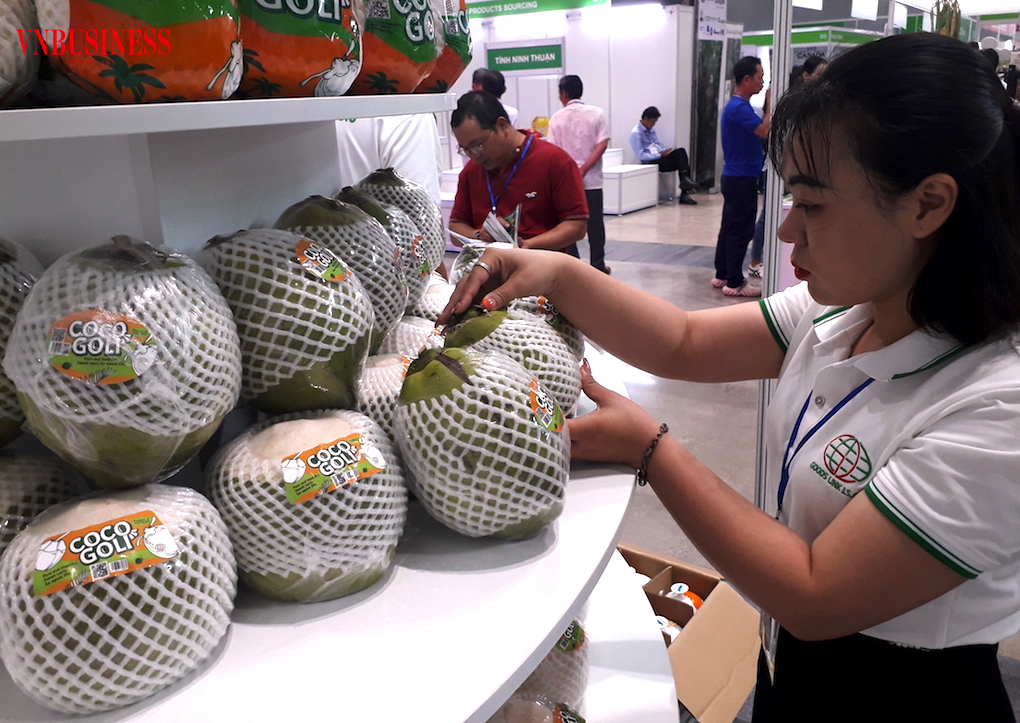 Nghịch lý diễn ra ở ngành dừa khi giá dừa ở mức cao nhưng hàng loạt nhà máy chế biến các sản phẩm từ dừa phục vụ XK đang khốn đốn bởi tình trạng thiếu dừa nguyên liệu.