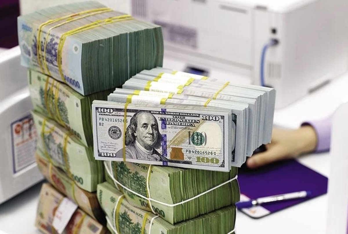 So với đầu năm, giá USD trên kênh giao dịch ngân hàng đã tăng gần 760 đồng, tương đương mức tăng ròng gần 3%.
