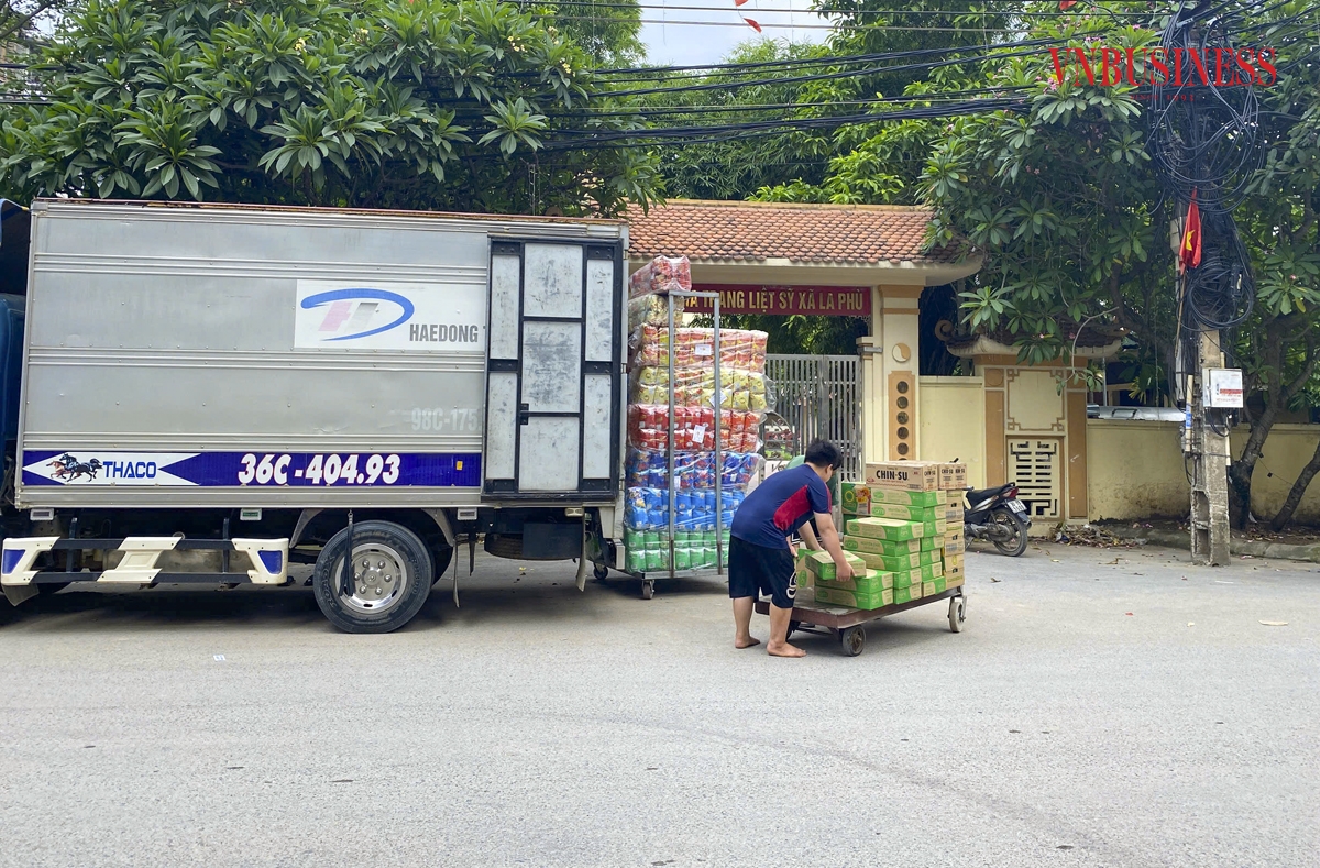 Ô tô vận chuyển hàng hóa đi các tỉnh hay khách kinh doanh nhỏ lẻ đi xe máy vẫn tấp nập vận chuyển hàng hóa. Tuy nhiên, tại một số kho chứa cách trục chính khoảng 1km, không khí yên ắng, cửa cuốn kéo xuống im lìm.