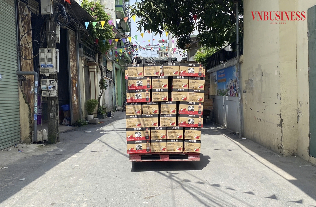 Khi được phóng viên hỏi, Bà Hảo &lpar;bán nước ở đầu làng&rpar; cho biết, ở đây vẫn cung cấp hàng hóa khi khách có nhu cầu, hoạt động giao dịch chủ yếu diễn ra trong các kho bãi, tuy nhiên không mở cửa thường xuyên.