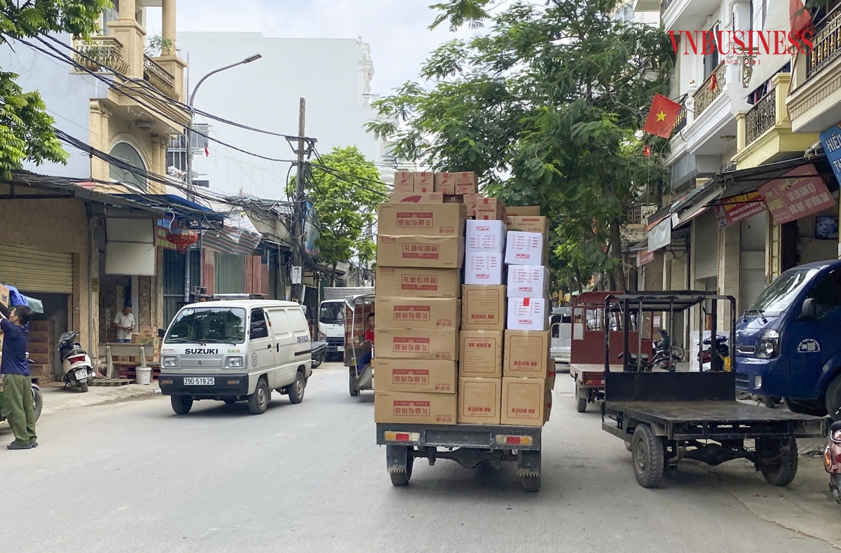 “Đây là nơi cung ứng bánh kẹo cho cả nước, đưa vào tận miền Trung, miền Nam. Mùa hè ở đây tập trung làm các loại thạch, nước giải khát, mùa thu thì làm bánh Trung thu... phần lớn là hàng “gia công” nên có giá thành rẻ hơn nhiều so với thị trường”, bà Hảo cho biết thêm.