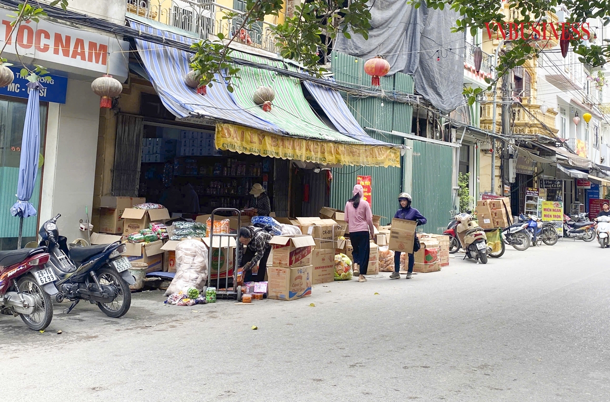 La Phù từ lâu vốn nổi tiếng là “kinh đô” các loại bánh kẹo nội địa lẫn nhập khẩu giá rẻ. Với vị trí gần trung tâm, nguồn hàng phong phú và giá cả cạnh tranh, nơi đây trở thành “chợ sỉ” quen thuộc của tiểu thương từ Bắc vào Nam, đặc biệt nhộn nhịp vào dịp Tết Nguyên đán và Trung thu.