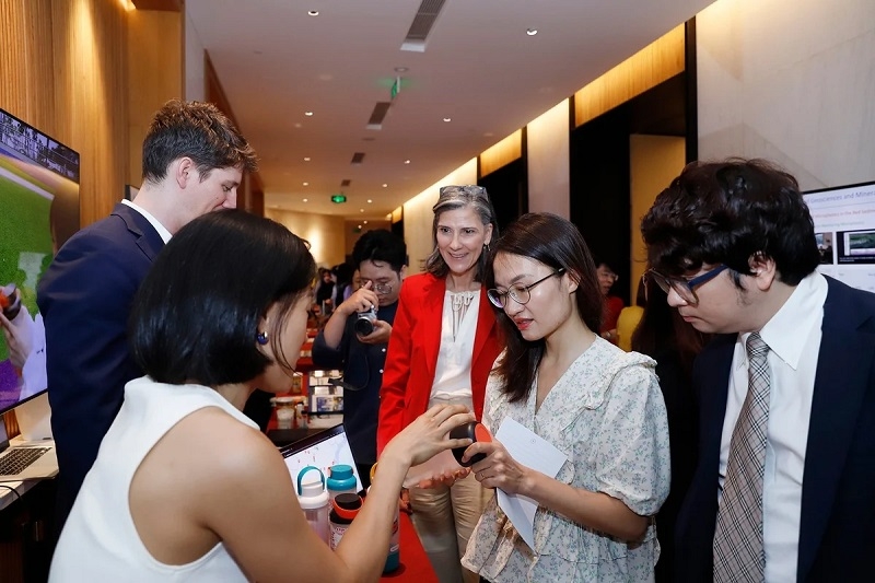 Các đại biểu tham gia các gian hàng triển lãm.