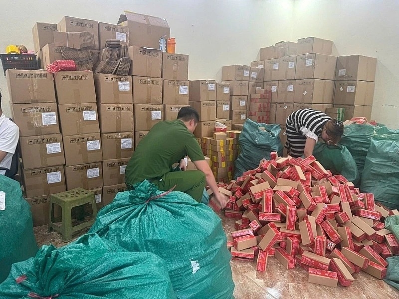 Công an tỉnh Ninh Bình kiểm tra kho hàng của Công ty TNHH Hải Bé.