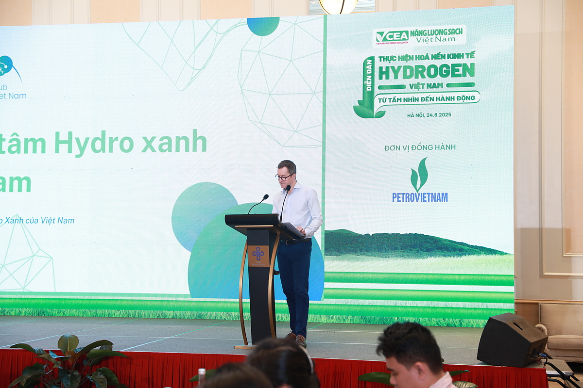 Ông Henri Wasnick, Tổ chức hợp tác phát triển CHLB Đức &lpar;GIZ&rpar; phát biểu tham luận với chủ đề: “Dự án H2Uppp và Trung tâm Hydrogen xanh tại trường Đại học Việt - Đức”.