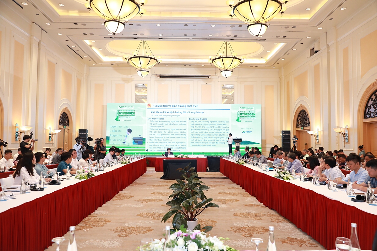 Ông Đặng Hải Anh, Phó Vụ trưởng Vụ Dầu khí và Than, Bộ Công thương trình bày tham luận tại Diễn đàn.