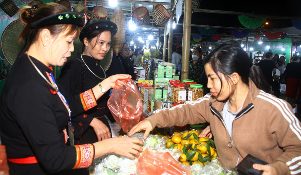 HTX ở huyện Định Hóa tham gia hội chợ xúc tiến thương mại.