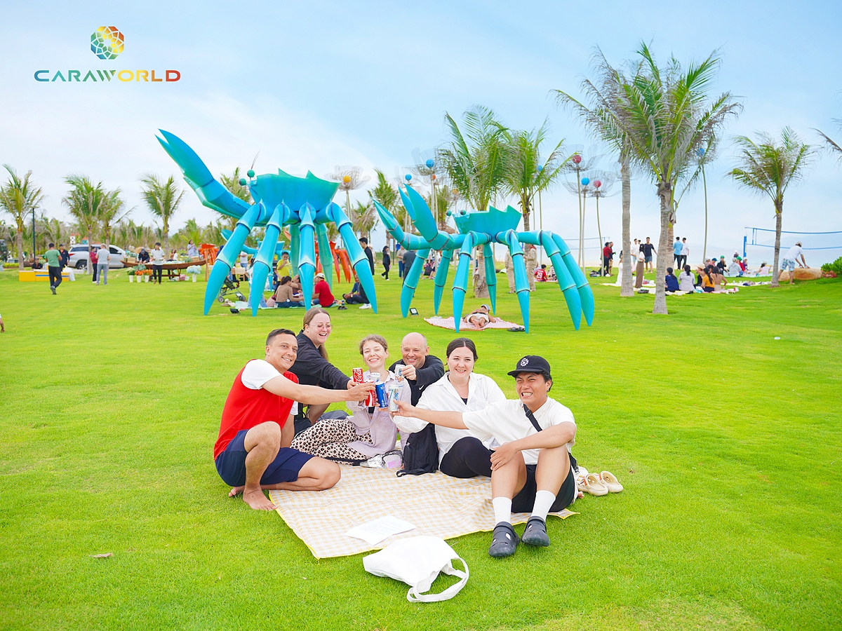 Du khách vui chơi tại bãi biển Cam Ranh.