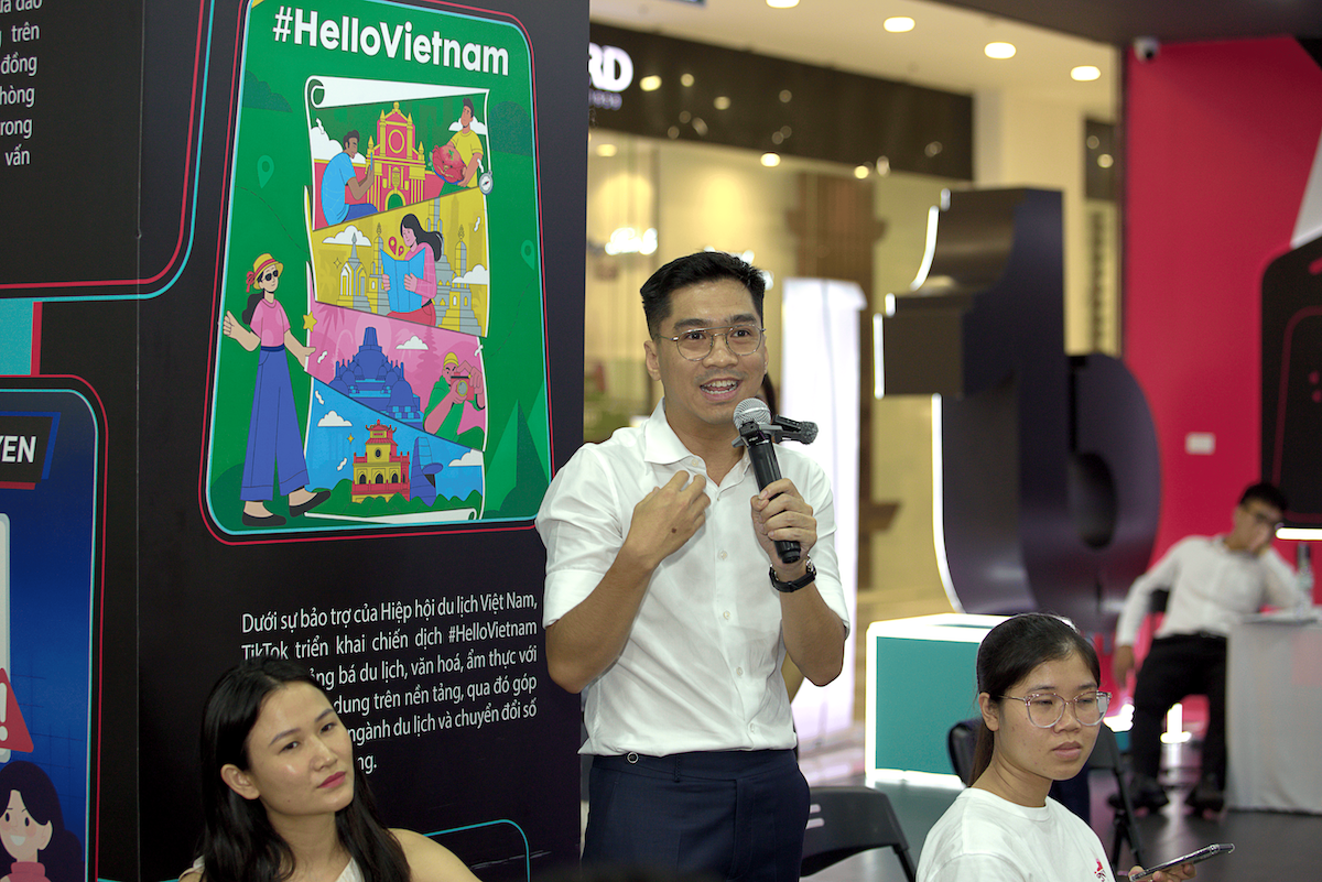 Nhà sáng tạo nội dung PewPew &lpar;Hoàng Văn Khoa&rpar;, một trong những chiến thần livestream tham gia, đặt câu hỏi tại buổi đào tạo.