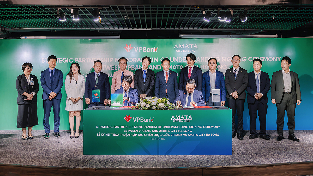 Đại diện VPBank và đại diện Amata City Hạ Long tại Lễ ký kết.