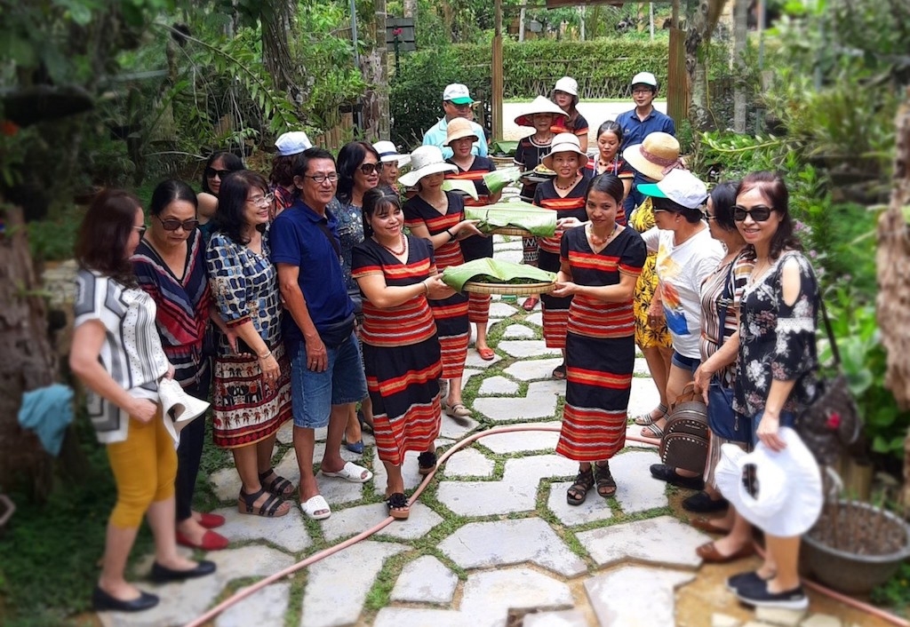 Với cách làm bài bản của HTX du lịch sinh thái A Nôr đã thu hút đông đảo du khách đến với làng du lịch cộng đồng A Nôr.