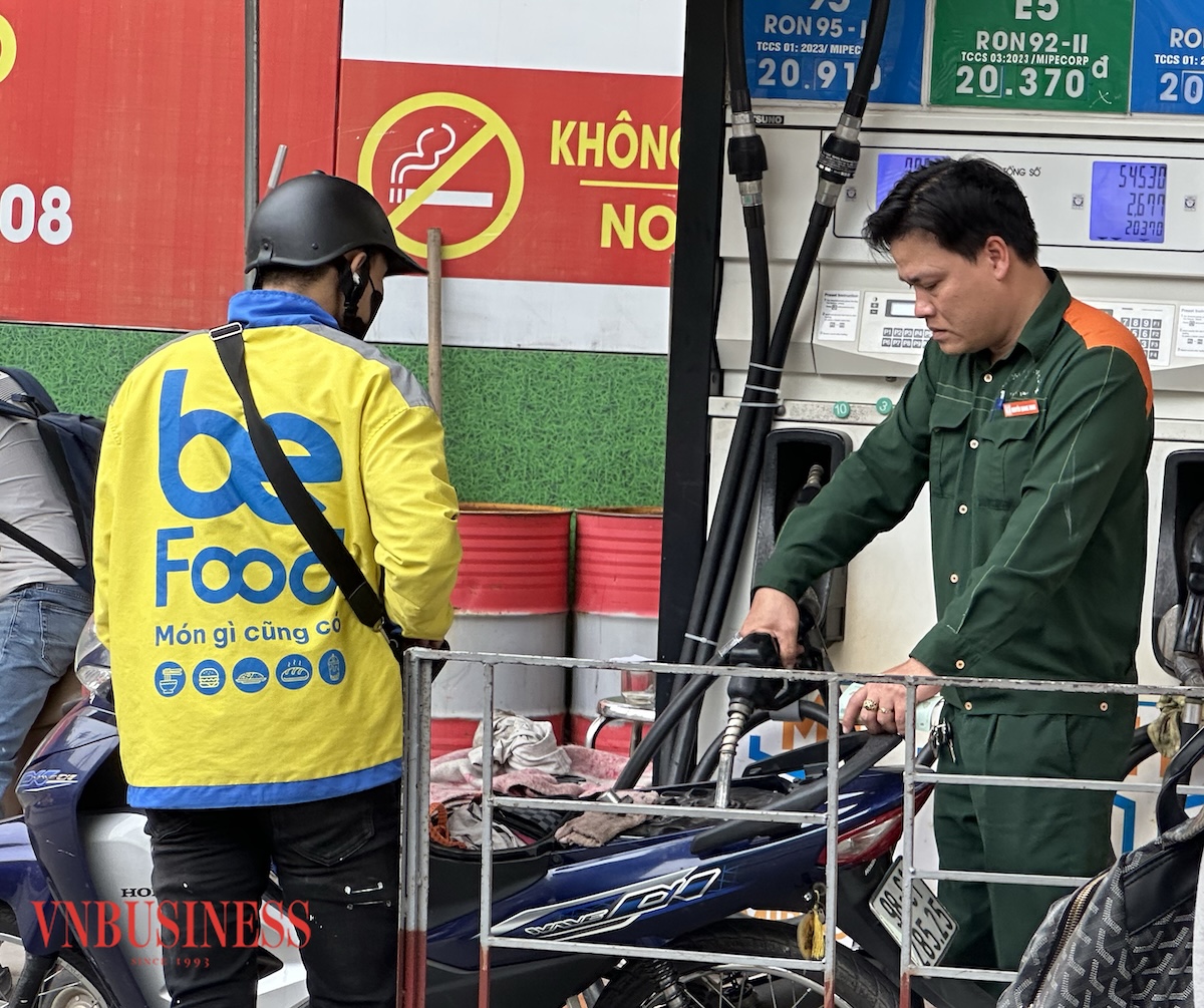 Giá xăng E5RON92 tăng thêm 280 đồng/lít, giá xăng RON95-III tăng 263 đồng/lít.