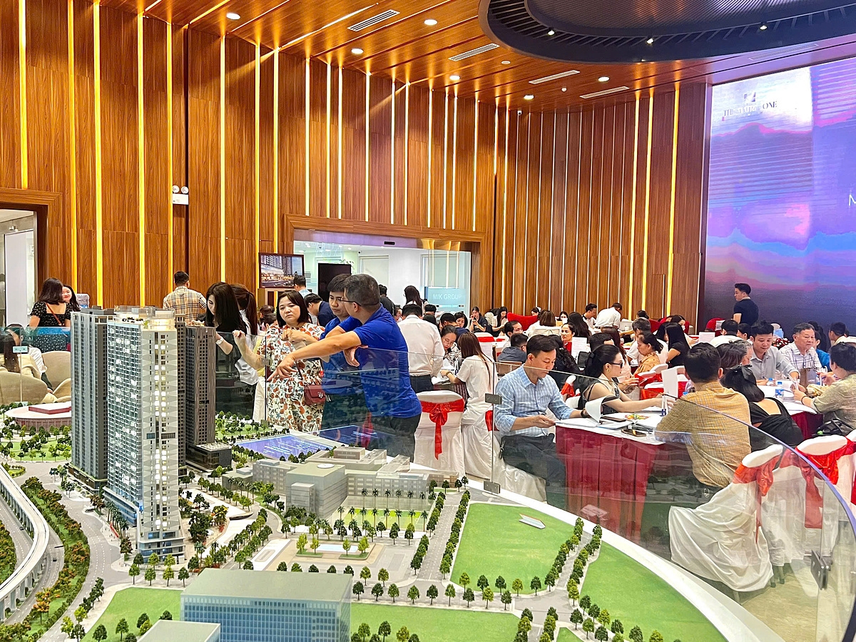 Hình ảnh khách hàng giao dịch dự án The Matrix One Premium trong những ngày đầu mở bán.