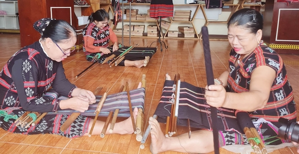 Huyện A Lưới hiện có 6 HTX cùng nhiều cơ sở dệt zèng hoạt động thường xuyên với sự tham gia của hàng trăm phụ nữ Tà Ôi, giúp cho hoạt động du lịch cộng đồng thêm khởi sắc.