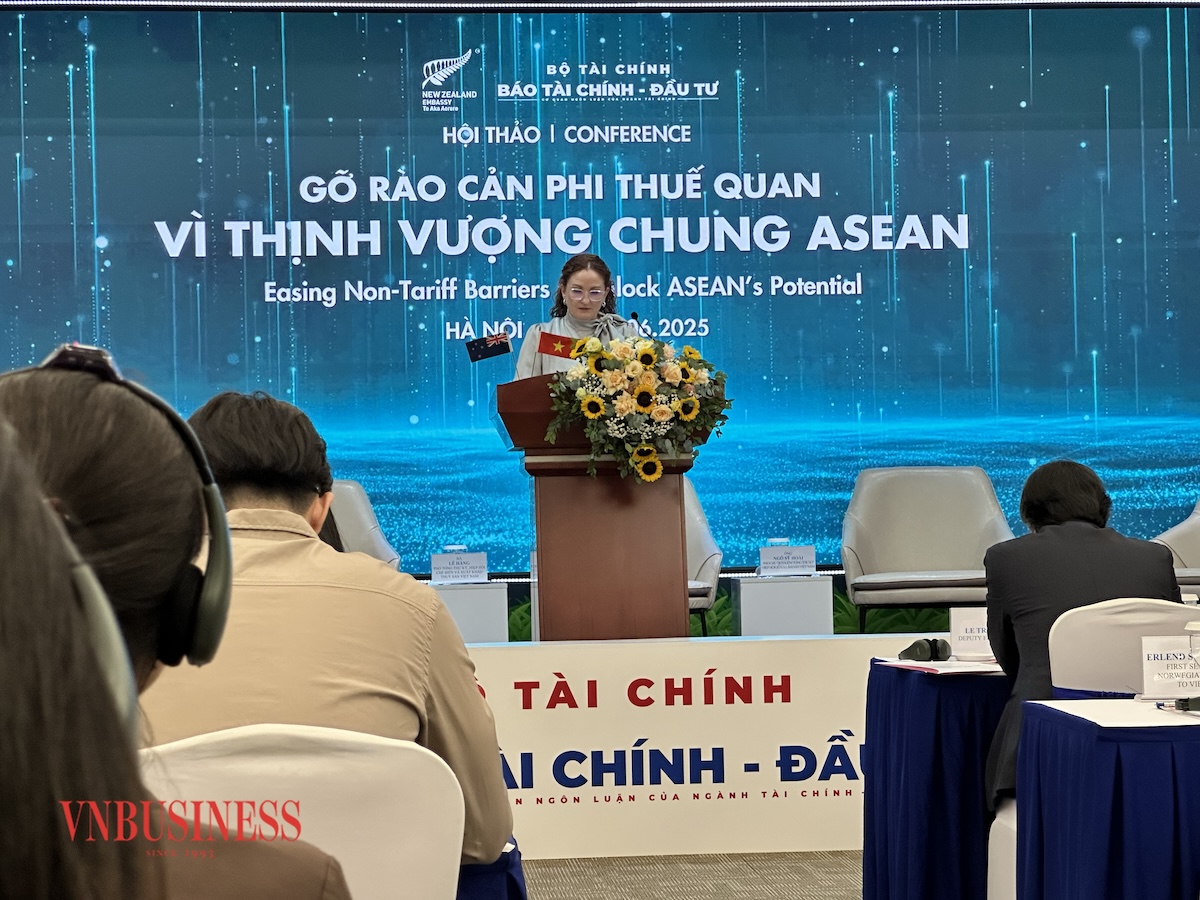 Bà Caroline Beresford, Đại sứ New Zealand tại Việt Nam cho biết hiện có tới hơn 2 triệu biện pháp phi thuế quan đang có hiệu lực, tác động tới 78% giá trị thương mại thế giới và việc áp dụng các biện pháp này đã gây tổn thất tới 2.4 nghìn tỷ NZD trong năm 2019.