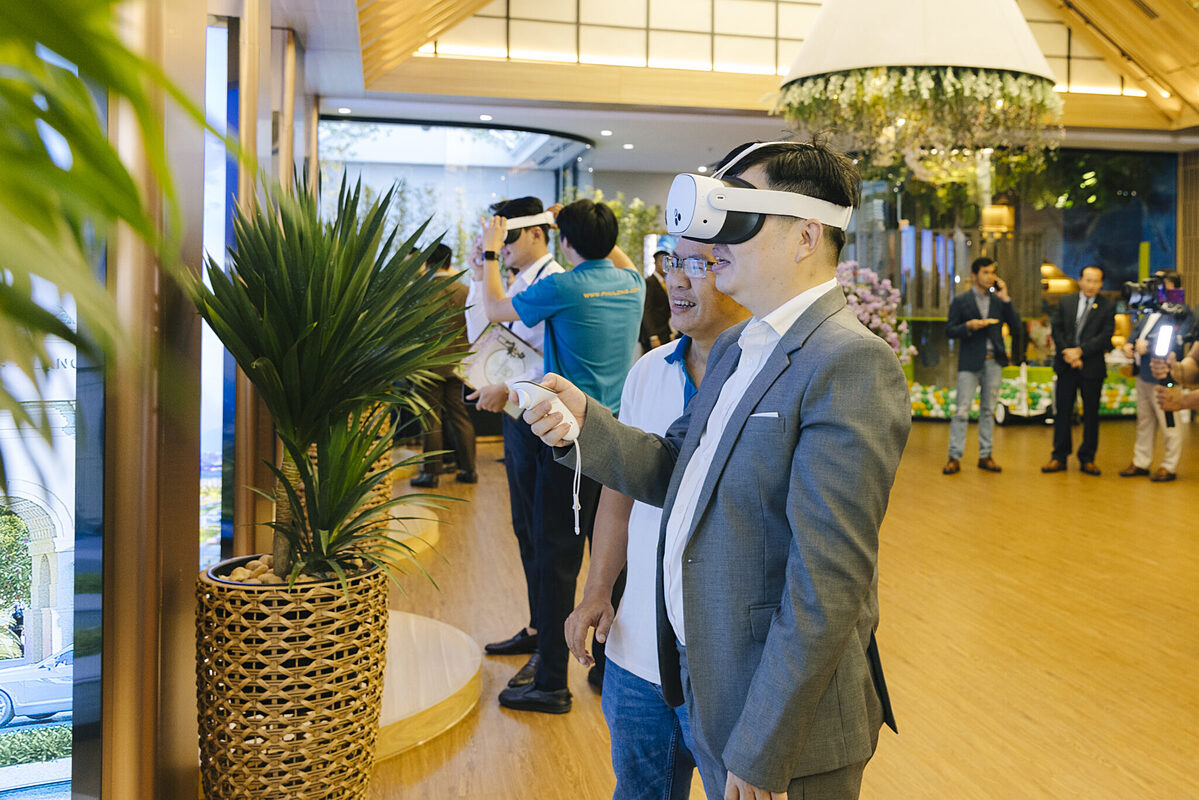 Ngoài ra, khách hàng còn được trải nghiệm công nghệ thực tế ảo 3D &lpar;VR&rpar; mang đến cái nhìn chân thực, sống động.