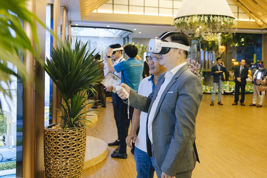 Ngoài ra, khách hàng còn được trải nghiệm công nghệ thực tế ảo 3D &lpar;VR&rpar; mang đến cái nhìn chân thực, sống động.