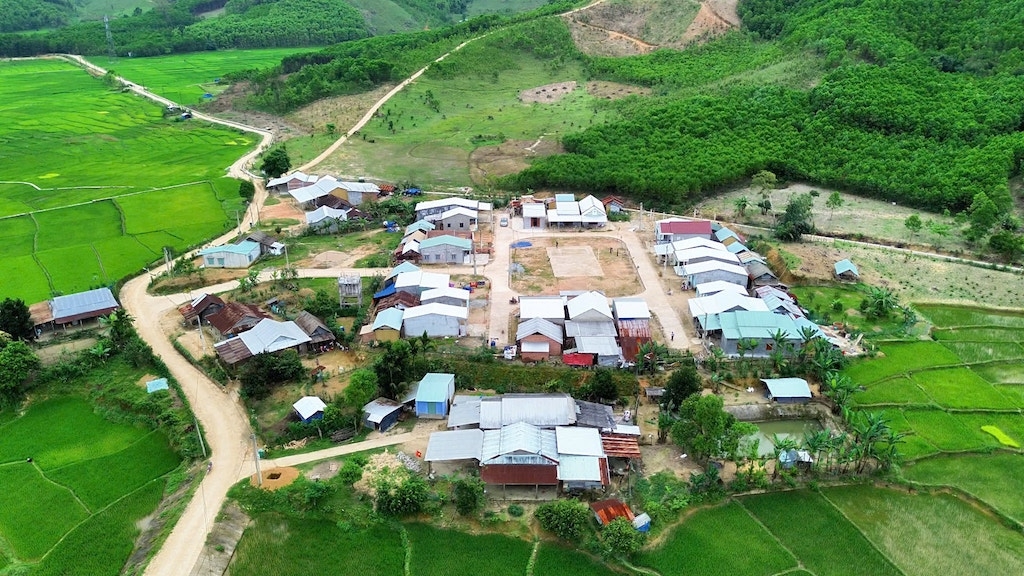 Nhờ cách làm mới, tạo chuỗi liên kết trong sản xuất nông nghiệp của các HTX, tổ hợp tác đã giúp cho đồng bào Giẻ Triêng ở huyện Phước Sơn có nhà cửa khang trang.