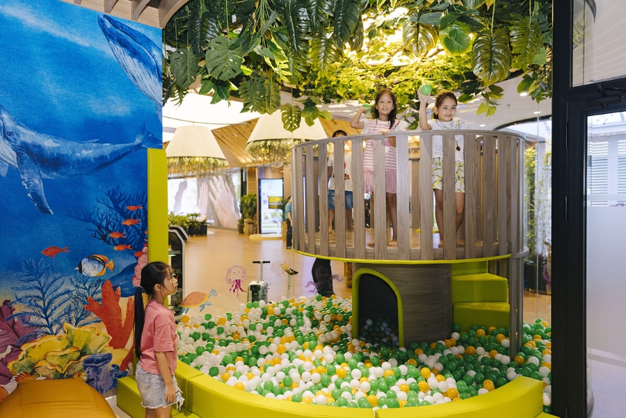 Ngoài không gian dành cho khách hàng, Phu Long Pavilion còn có khu vực vui chơi cho các bé, có bảo mẫu chăm sóc để ba mẹ yên tâm tìm hiểu dự án.