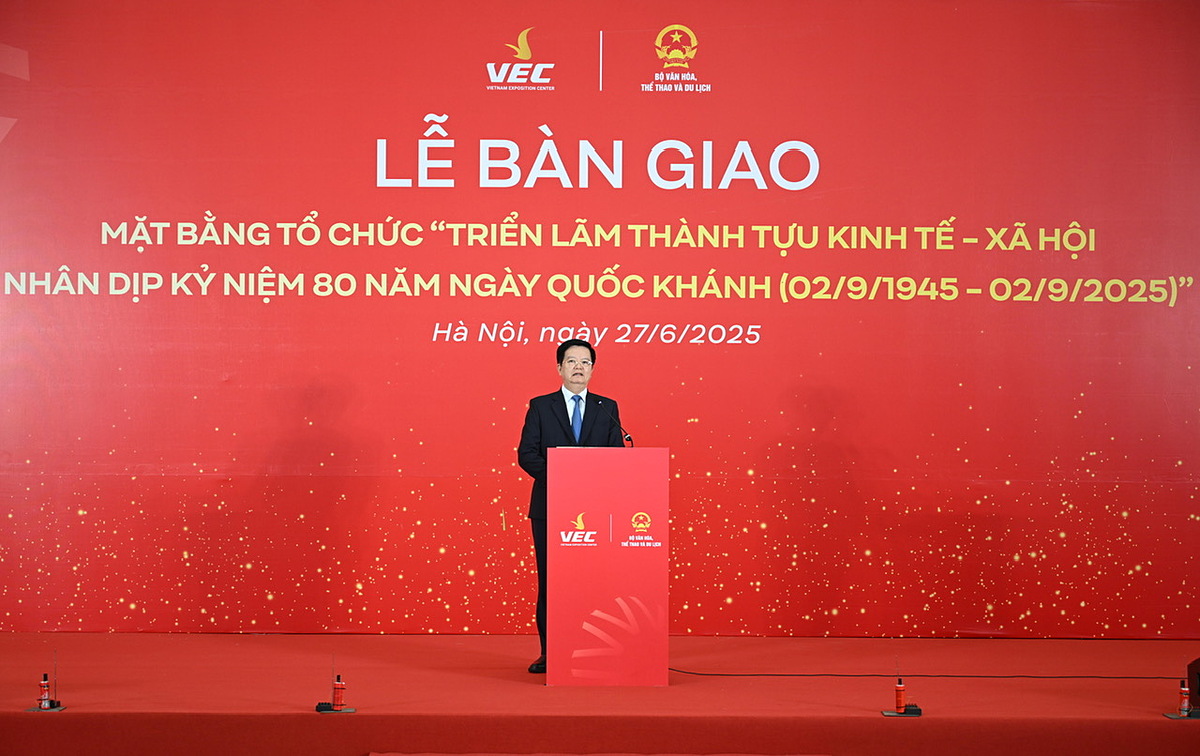 Phó Thủ tướng Chính phủ Mai Văn Chính, Trưởng Ban Chỉ đạo Triển lãm biểu dương Tập đoàn Vingroup đã triển khai thi công thần tốc, vượt tiến độ đề ra.