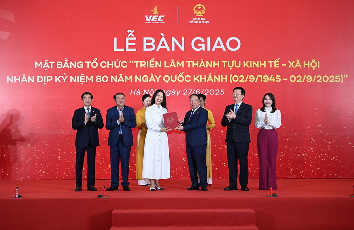 Nghi thức bàn giao mặt bằng tổ chức Triển lãm thành tựu kinh tế - xã hội nhân dịp kỷ niệm 80 năm ngày Quốc khánh dưới sự chứng kiến của Phó Thủ tướng Chính phủ Mai Văn Chính, Trưởng Ban Chỉ đạo Triển lãm và Bộ trưởng Bộ Văn hóa, Thể thao và Du lịch Nguyễn Văn Hùng, Trưởng Ban tổ chức Triển lãm.