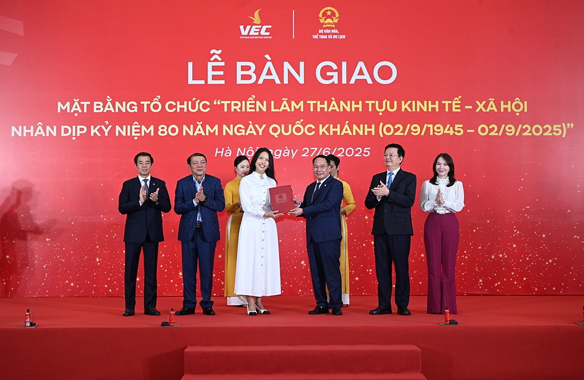 Nghi thức bàn giao mặt bằng tổ chức Triển lãm thành tựu kinh tế - xã hội nhân dịp kỷ niệm 80 năm ngày Quốc khánh dưới sự chứng kiến của Phó Thủ tướng Chính phủ Mai Văn Chính, Trưởng Ban Chỉ đạo Triển lãm và Bộ trưởng Bộ Văn hóa, Thể thao và Du lịch Nguyễn Văn Hùng, Trưởng Ban tổ chức Triển lãm.