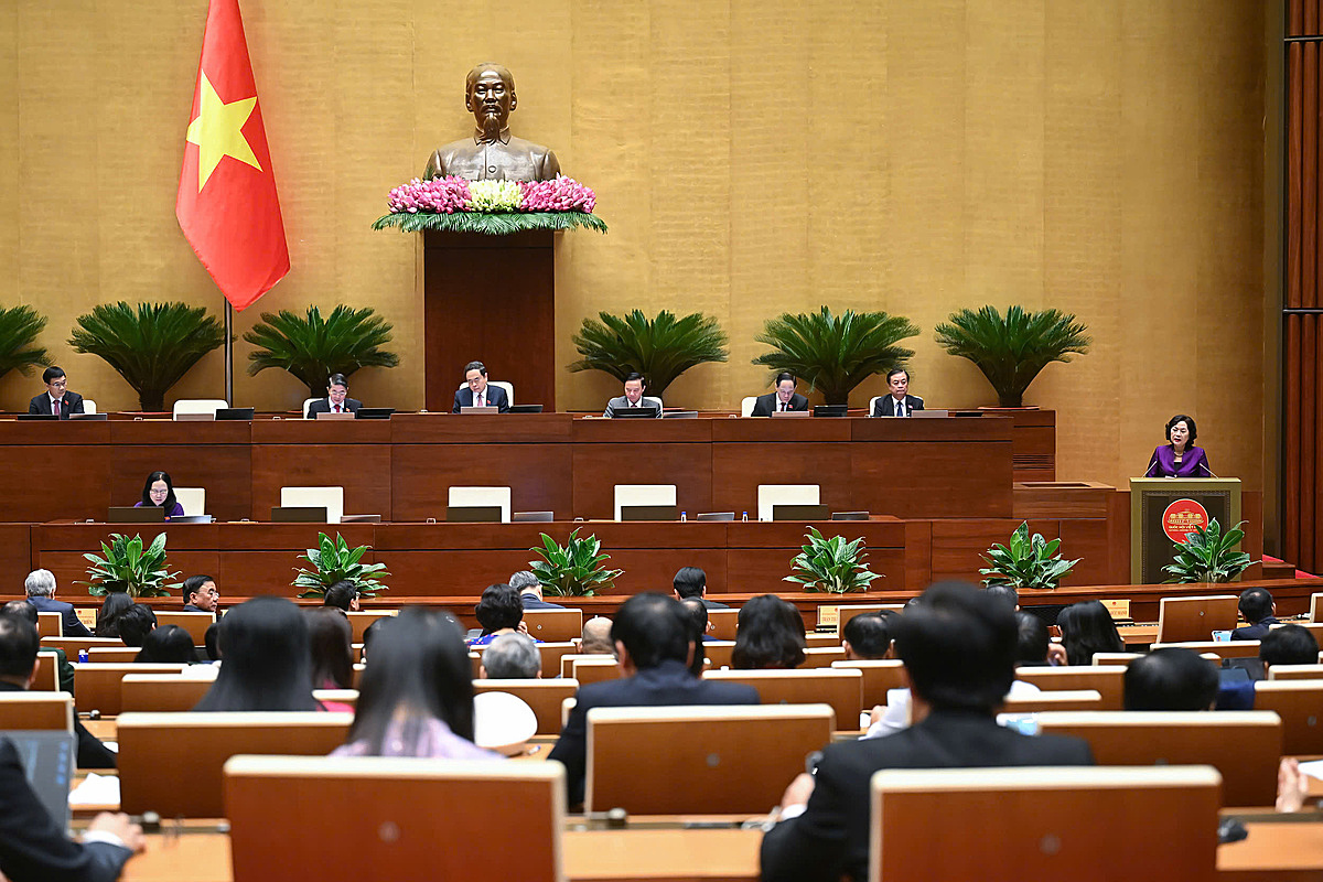 Thống đốc NHNN Nguyễn Thị Hồng giải trình tiếp thu trước khi Quốc hội bấm nút thông qua Luật sửa đổi, bổ sung một số điều của Luật Các TCTD vào sáng ngày 27/6.