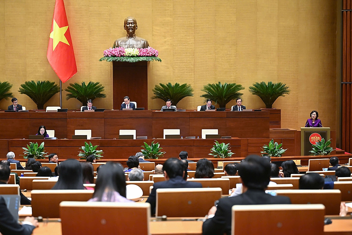 Thống đốc NHNN Nguyễn Thị Hồng giải trình tiếp thu trước khi Quốc hội bấm nút thông qua Luật sửa đổi, bổ sung một số điều của Luật Các TCTD vào sáng ngày 27/6.