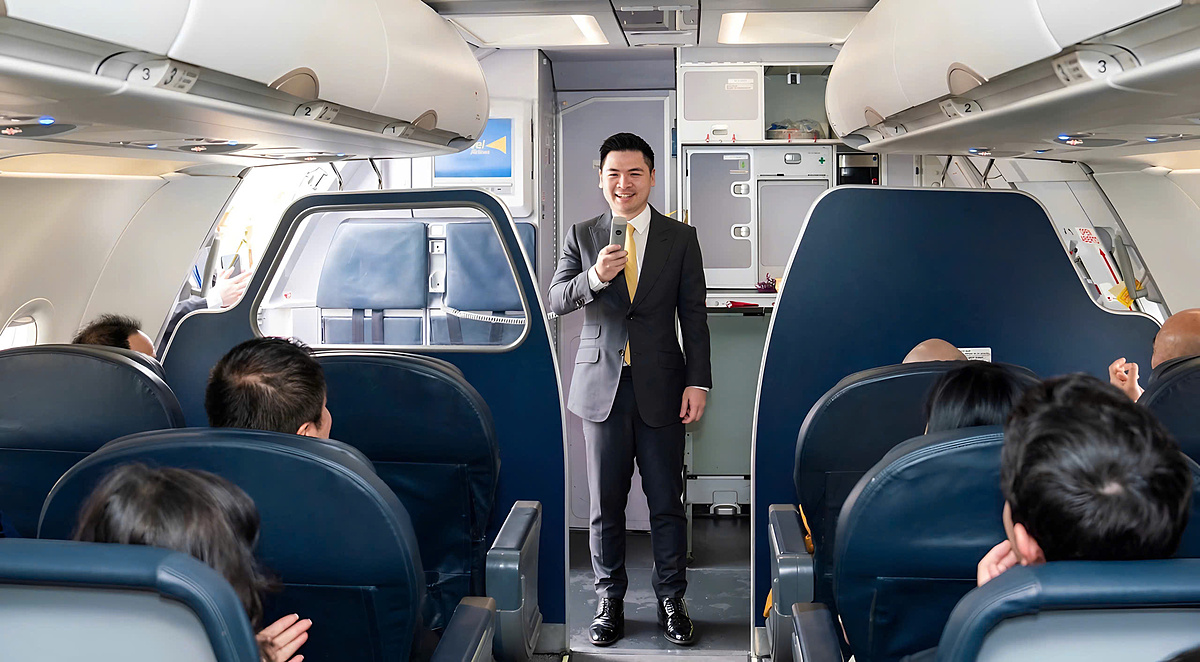 Ông Đỗ Vinh Quang, Chủ tịch Vietravel Airlines phát biểu trên chiếc máy bay sở hữu riêng đầu tiên của hãng.