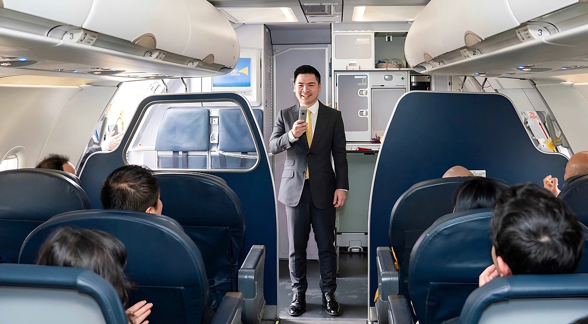 Ông Đỗ Vinh Quang, Chủ tịch Vietravel Airlines phát biểu trên chiếc máy bay sở hữu riêng đầu tiên của hãng.