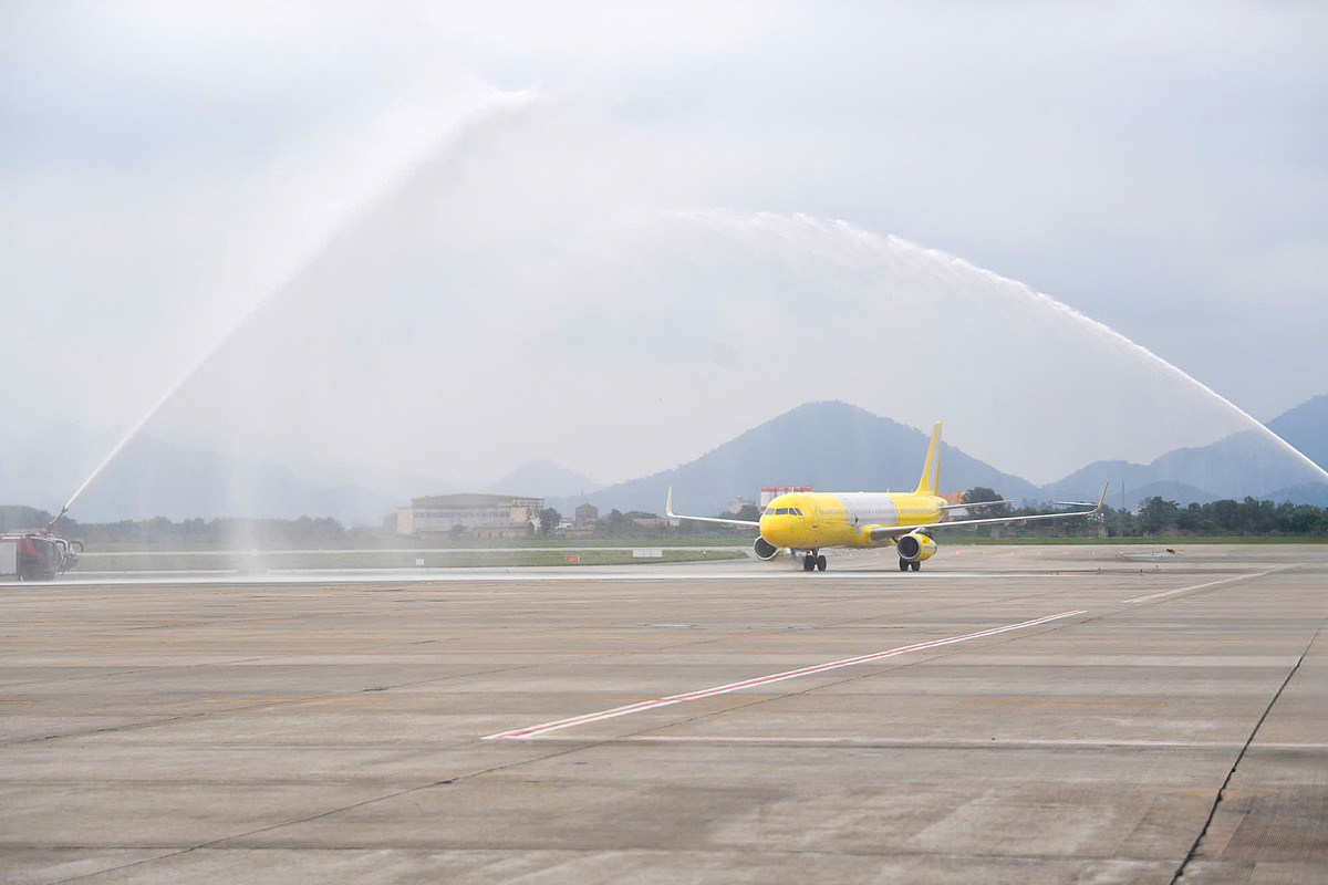 Nghi thức phun vòi rồng &lpar;Water salute&rpar; chào đón chiếc máy bay đầu tiên do Vietravel Airlines sở hữu.