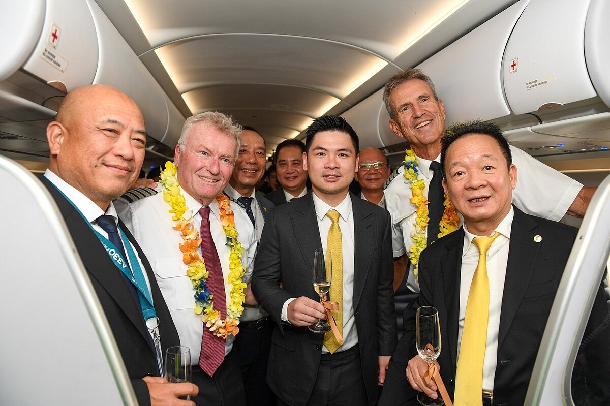 Các đại biểu chúc mừng tổ bay của Airbus A321.