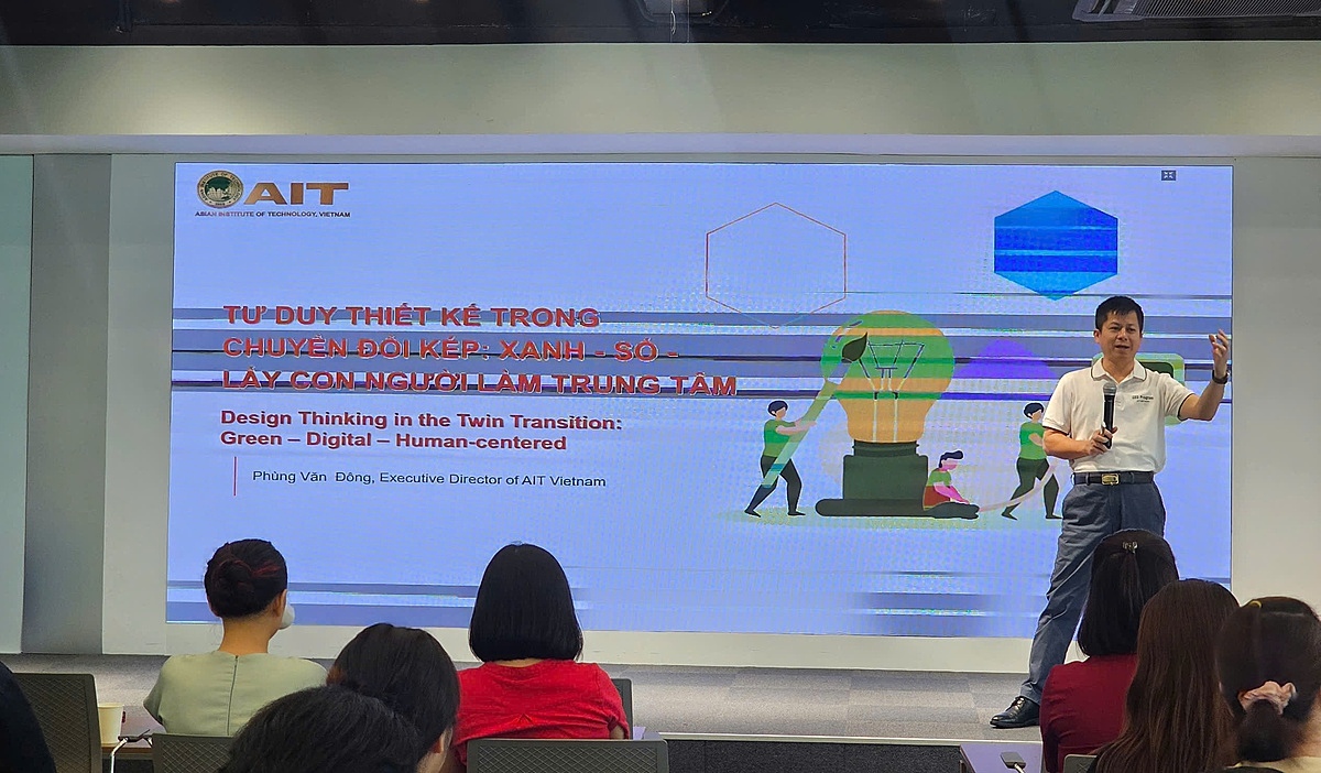 Ông Phùng Văn Đông, Giám đốc AIT Việt Nam, chuyên gia cấp cao về Đổi mới sáng tạo và Tư duy thiết kế chia sẻ tại hội thảo.