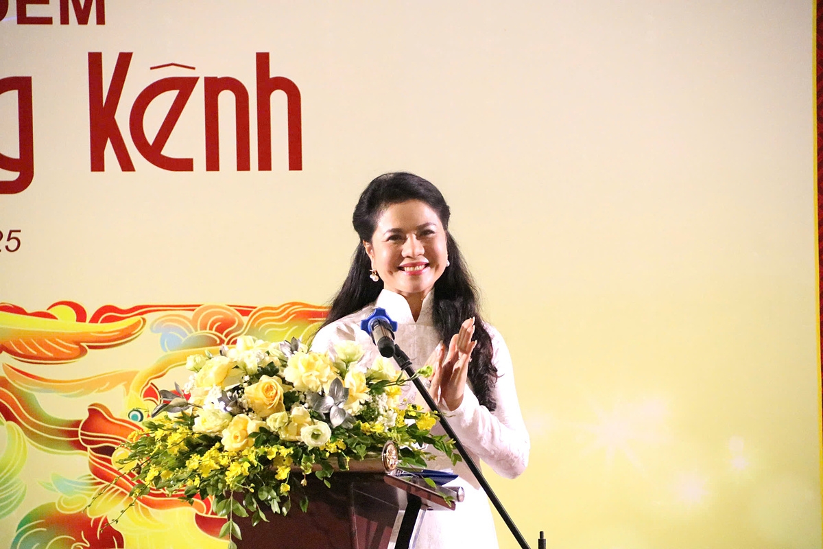 Bà Trần Thị Hoàng Mai - Giám đốc Sở Văn hóa Thể thao và Du lịch Hải Phòng phát biểu tại lễ ra mắt tour đêm Dấu thiêng Hàng Kênh. Ảnh: VHTTDL