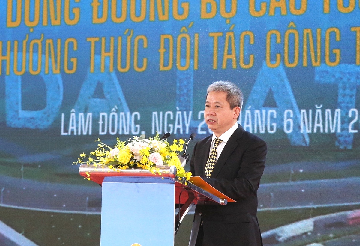 Ông Doãn Tuấn Anh, Chủ tịch HĐQT kiêm Tổng Giám đốc CTCP BOT Cao tốc Bảo Lộc – Liên Khương, đại diện liên danh nhà đầu tư phát biểu.