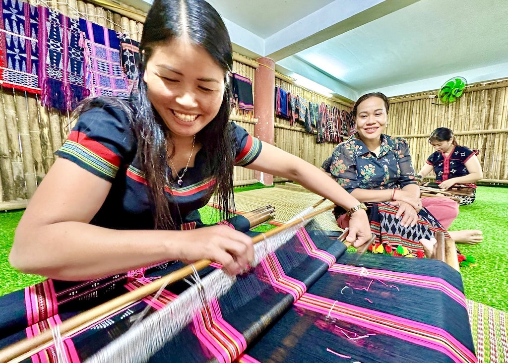 Nhờ gắn với du lịch cộng động mà sản phẩm của Tổ hợp tác dệt thổ cẩm thôn Đhrôồng ngày được nhiều người biết đến.