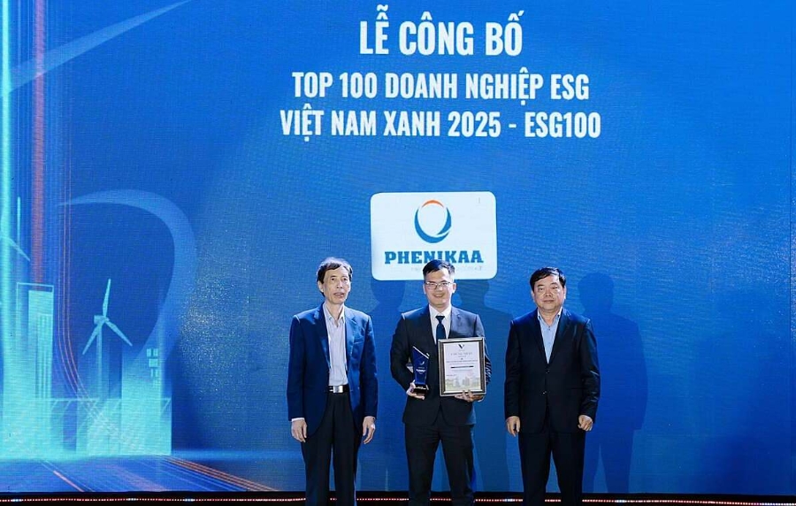 Ông Đồng Quang Thức – Giám đốc Ban ESG Tập đoàn Phenikaa, Phó Tổng Giám đốc Vicostone nhận bằng khen từ chương trình.