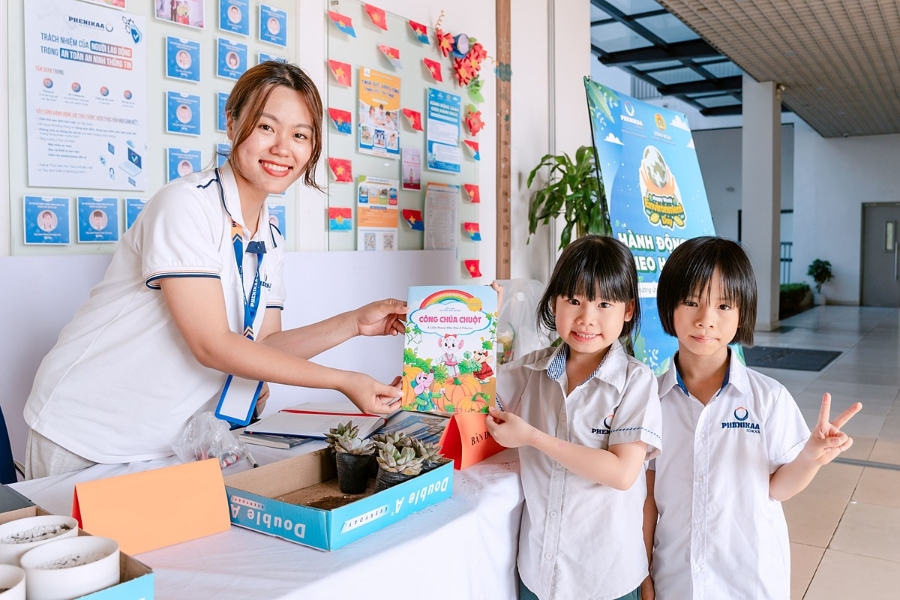 Học sinh Trường PTLC Phenikaa School hào hứng nhận phần thưởng từ hoạt động thu gom pin đã qua sử dụng. Chương trình nằm trong chuỗi hoạt động hưởng ứng Ngày môi trường Thế giới 5/6 của Tập đoàn Phenikaa.