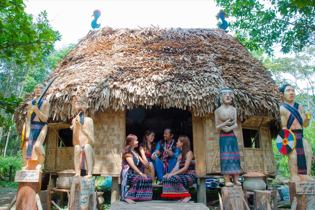 Với cách làm sinh động của làng du lịch cộng đồng Đhrôồng đã giúp bà con Cơ Tu có thêm thu nhập.