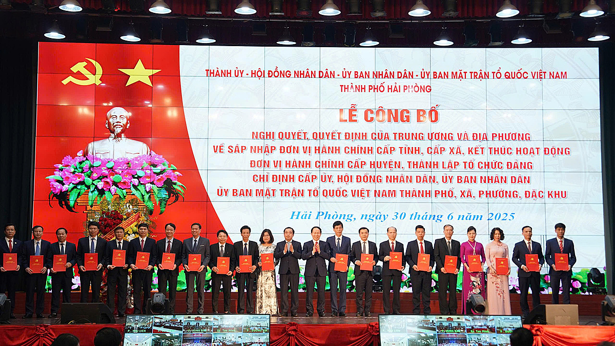 Lãnh đạo các xã, phường, đặc khu nhận quyết định.