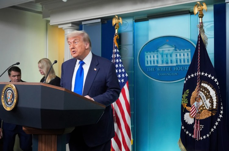 Tổng thống Donald Trump phát biểu với giới truyền thông, Thứ sáu, ngày 27 tháng 6 năm 2025, tại phòng họp báo của Nhà Trắng ở Washington. &lpar;Ảnh AP&rpar;